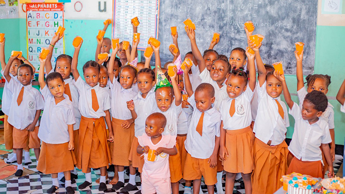 Grundschulkinder aus Tansania in Schuluniform